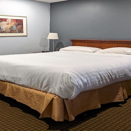 First Canada Hotel Cornwall Hwy 401 On Экстерьер фото