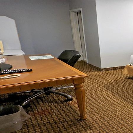 First Canada Hotel Cornwall Hwy 401 On Экстерьер фото