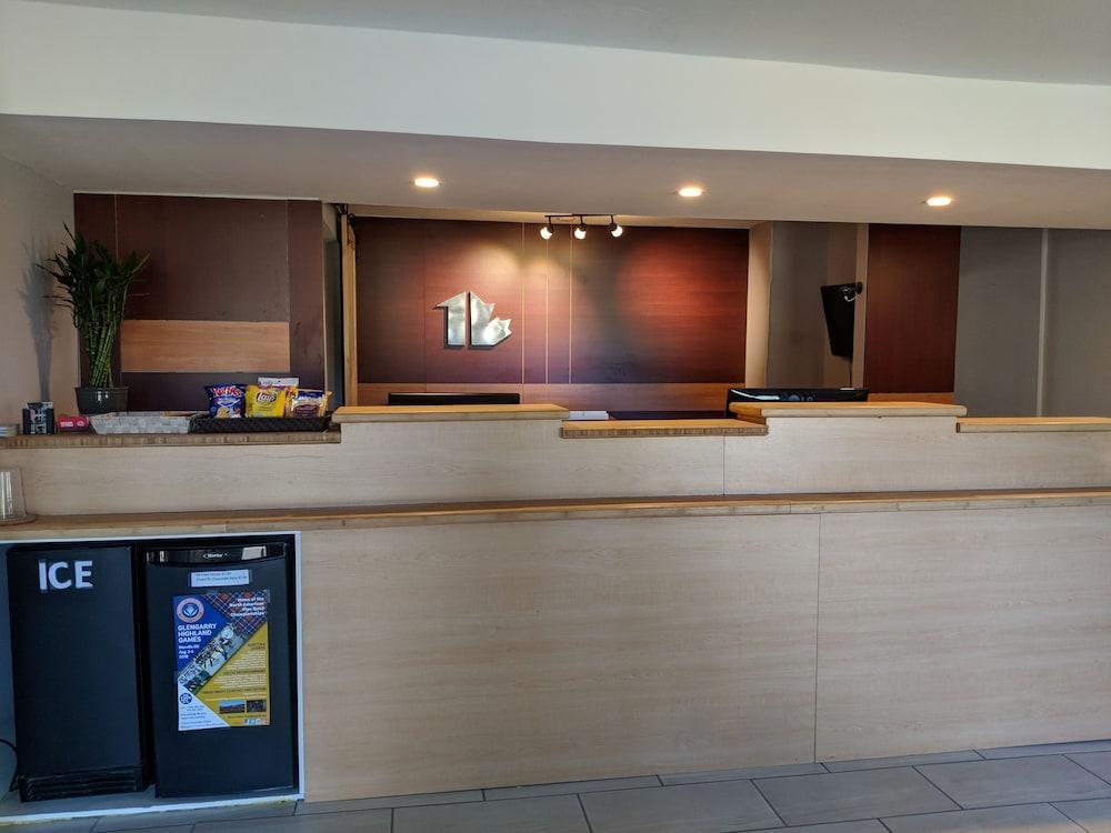 First Canada Hotel Cornwall Hwy 401 On Экстерьер фото
