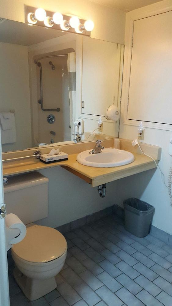 First Canada Hotel Cornwall Hwy 401 On Экстерьер фото