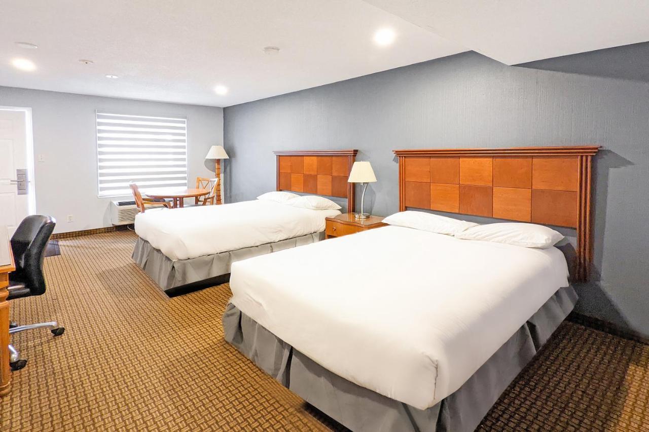 First Canada Hotel Cornwall Hwy 401 On Экстерьер фото