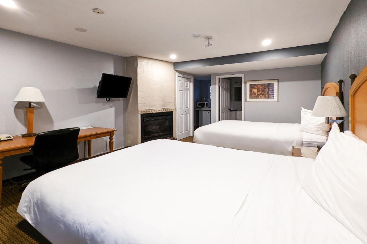 First Canada Hotel Cornwall Hwy 401 On Экстерьер фото