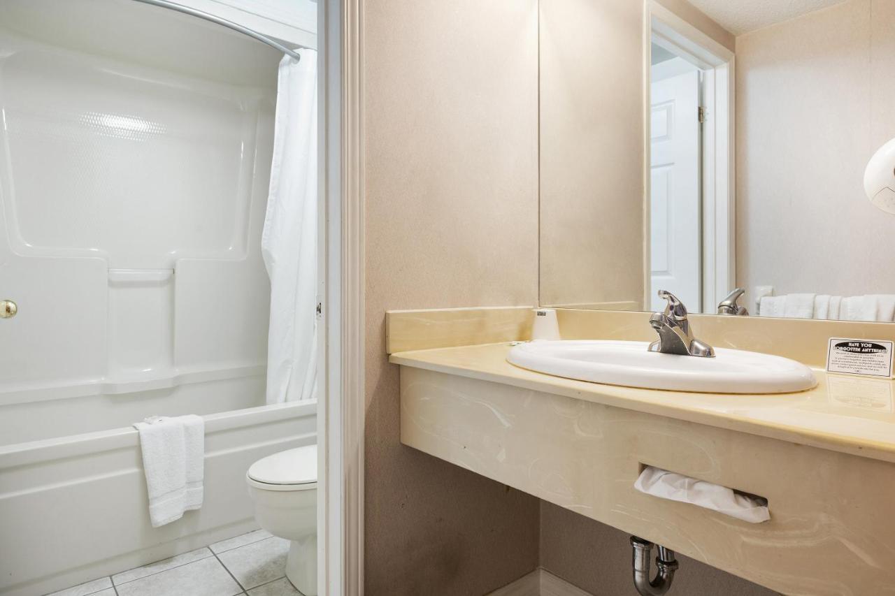 First Canada Hotel Cornwall Hwy 401 On Экстерьер фото
