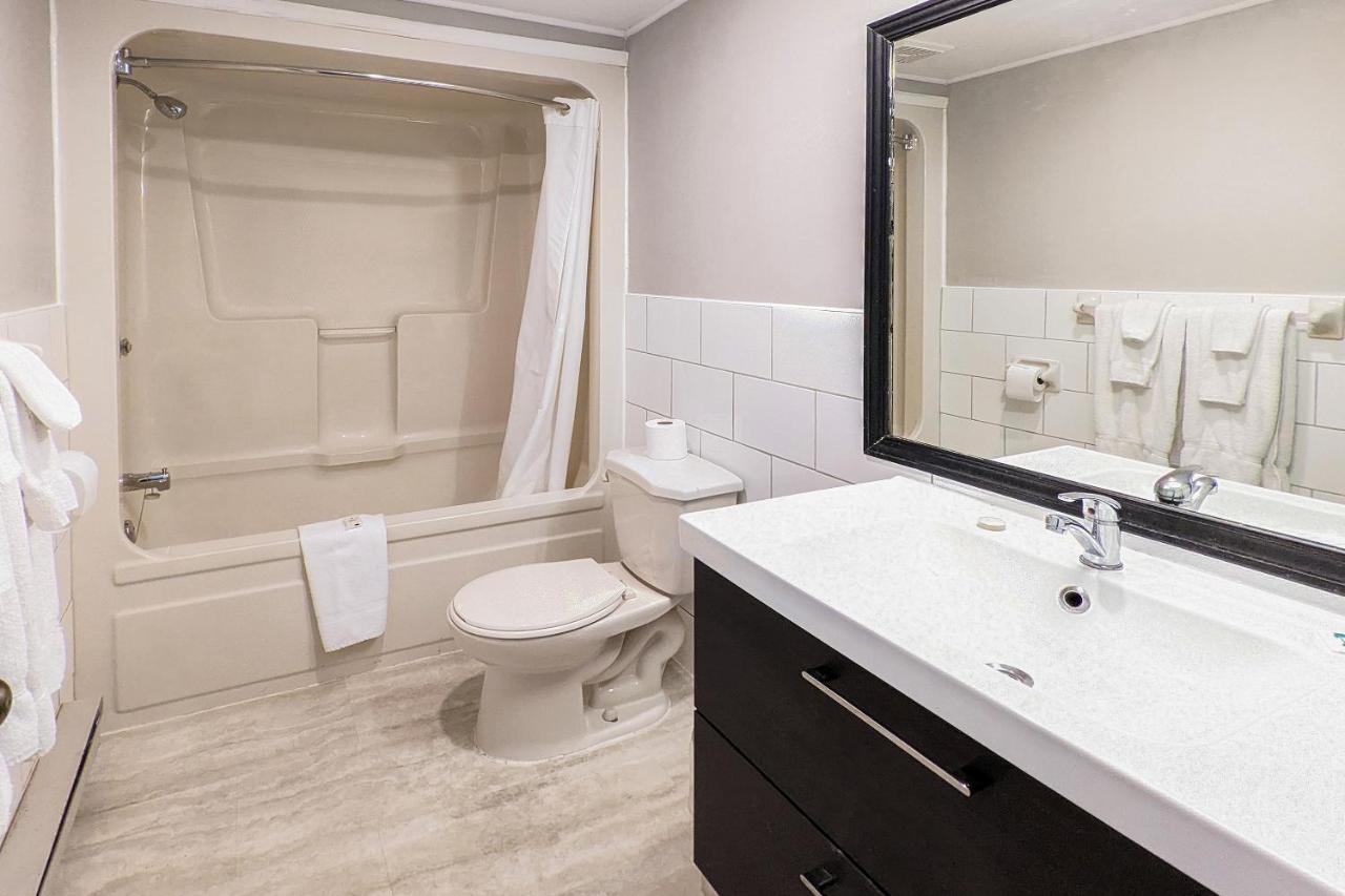 First Canada Hotel Cornwall Hwy 401 On Экстерьер фото