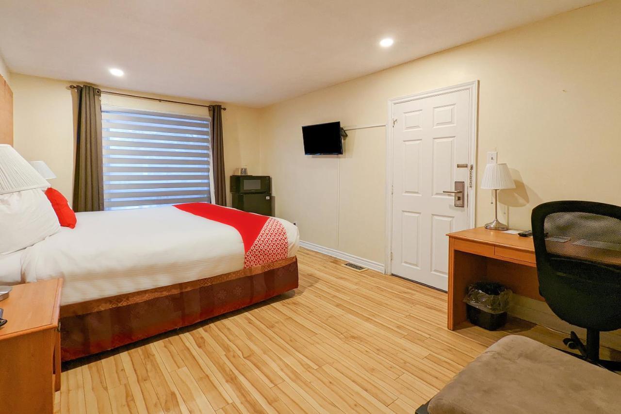 First Canada Hotel Cornwall Hwy 401 On Экстерьер фото