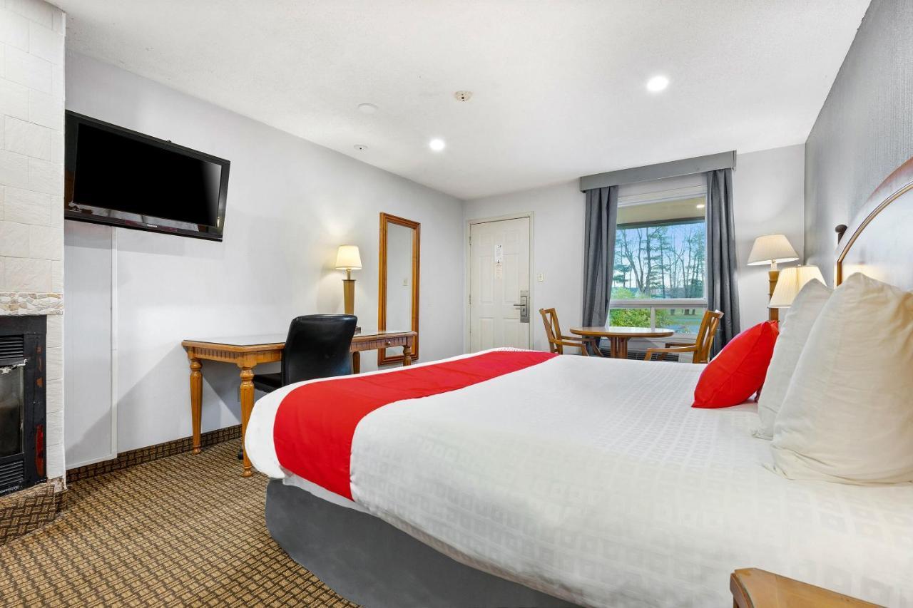 First Canada Hotel Cornwall Hwy 401 On Экстерьер фото