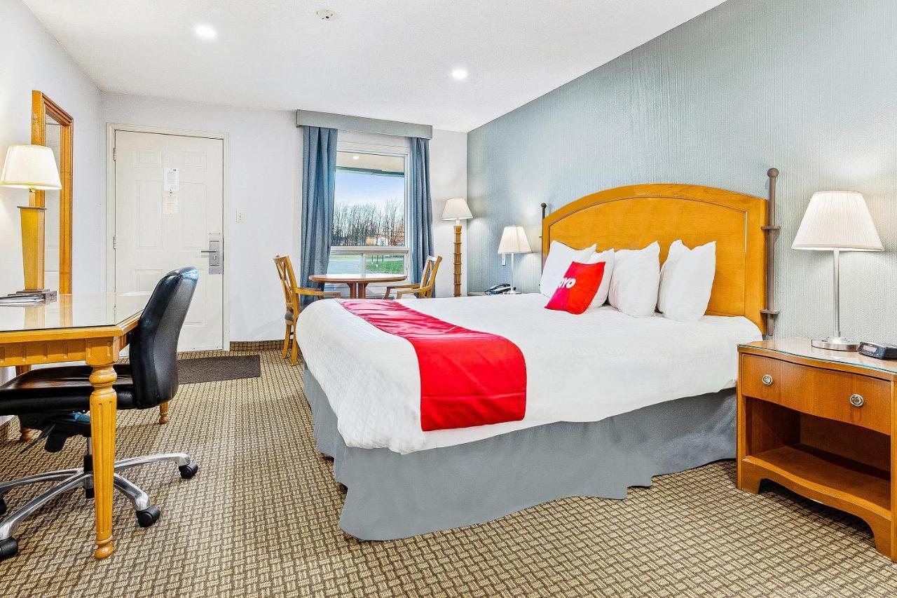 First Canada Hotel Cornwall Hwy 401 On Экстерьер фото