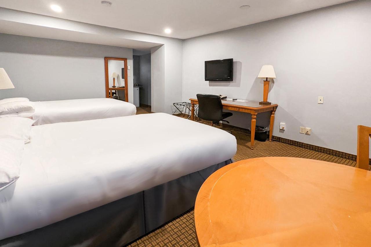 First Canada Hotel Cornwall Hwy 401 On Экстерьер фото