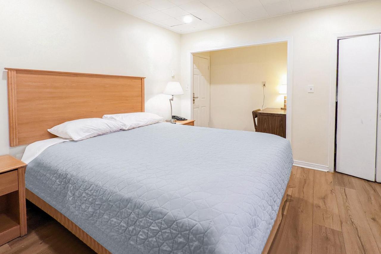 First Canada Hotel Cornwall Hwy 401 On Экстерьер фото