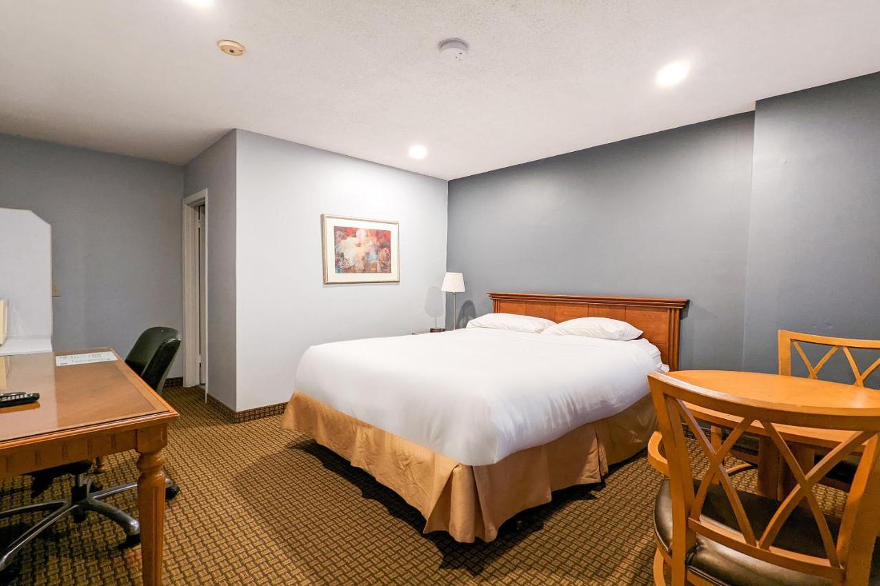 First Canada Hotel Cornwall Hwy 401 On Экстерьер фото