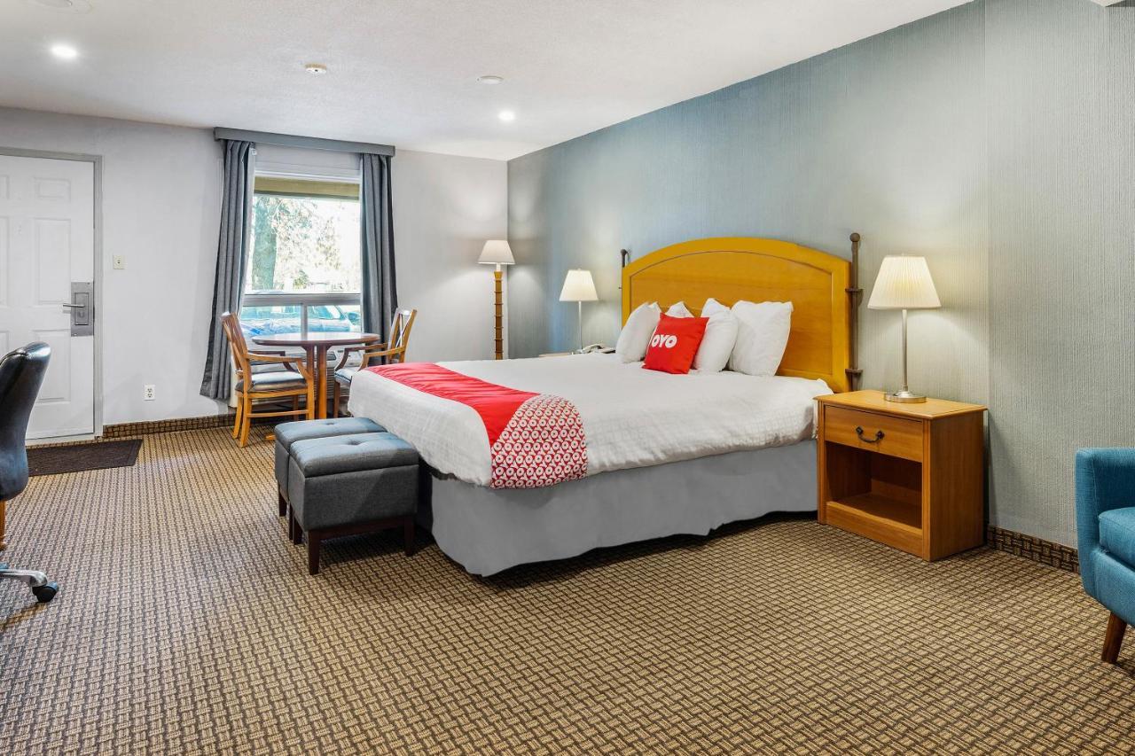 First Canada Hotel Cornwall Hwy 401 On Экстерьер фото