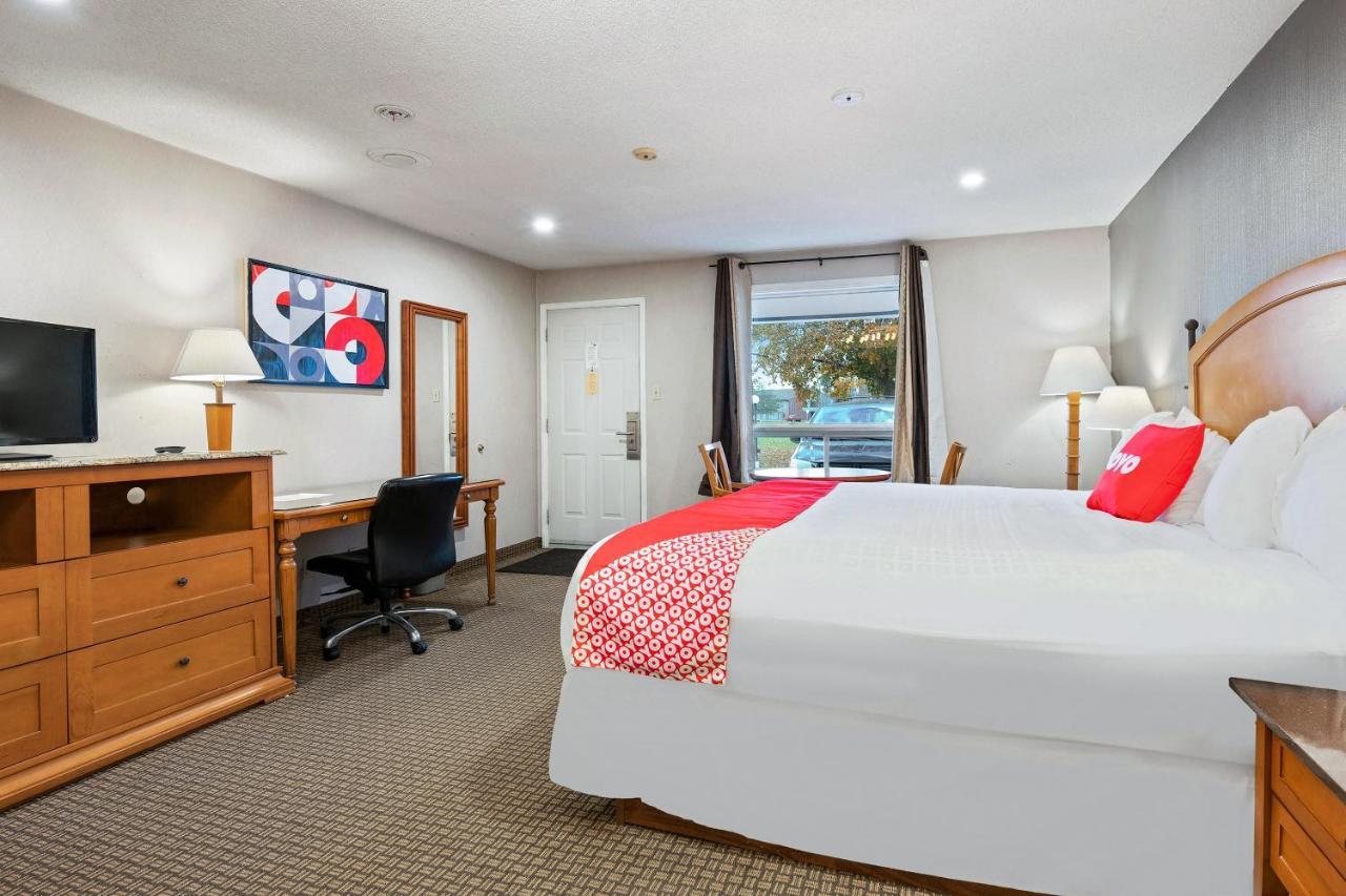 First Canada Hotel Cornwall Hwy 401 On Экстерьер фото