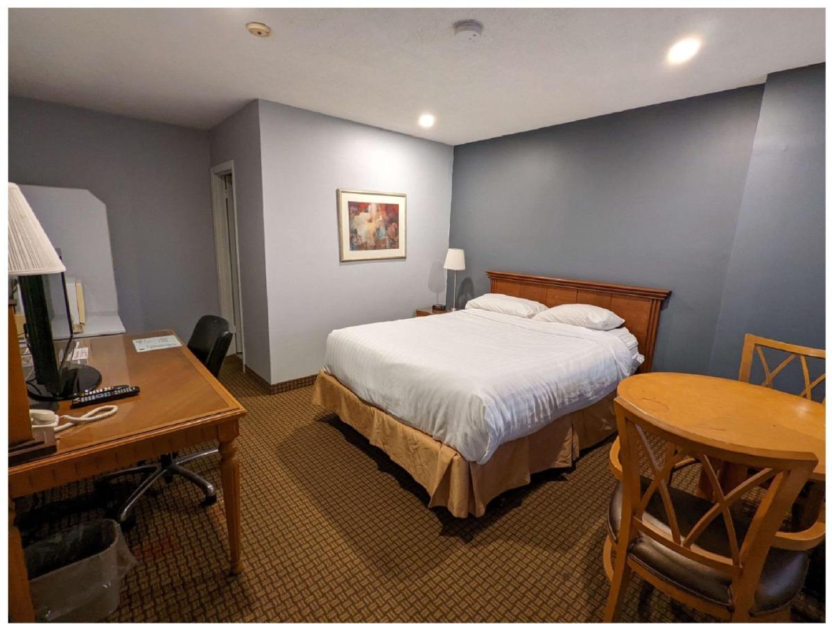 First Canada Hotel Cornwall Hwy 401 On Экстерьер фото