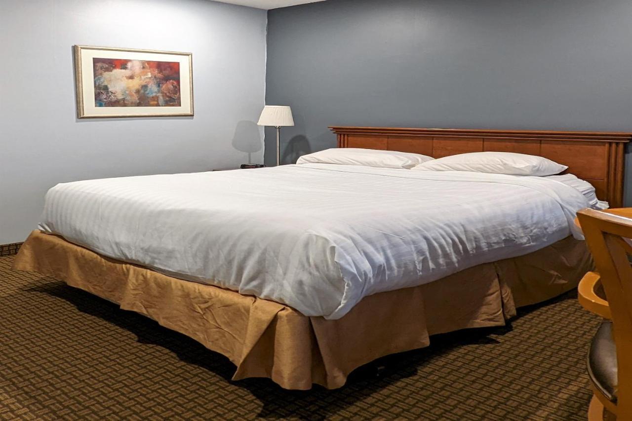 First Canada Hotel Cornwall Hwy 401 On Экстерьер фото