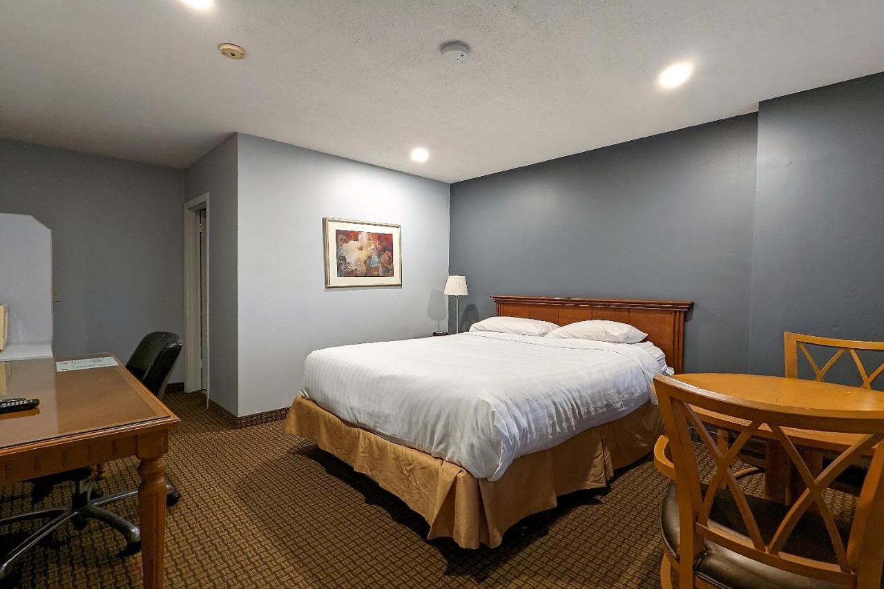First Canada Hotel Cornwall Hwy 401 On Экстерьер фото