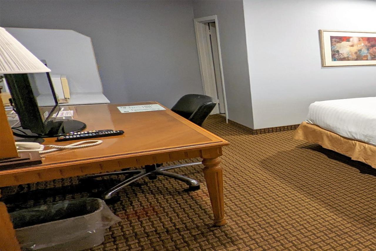 First Canada Hotel Cornwall Hwy 401 On Экстерьер фото